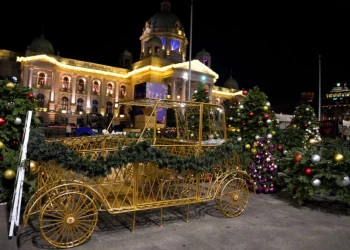 Испред Скупштине Србије постављени украшени штандови за божићно село