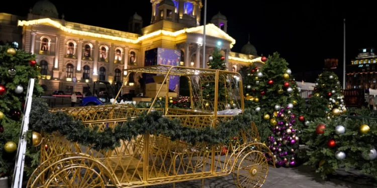 Испред Скупштине Србије постављени украшени штандови за божићно село