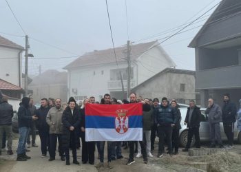 Срби из Косовског Поморавља на гласање кренули заједно, са српском тробојком