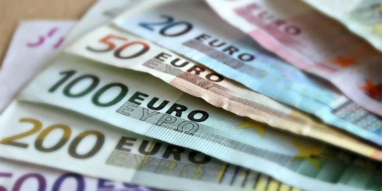 Званични курс динара за евро данас 117,3321, за долар 99,7977