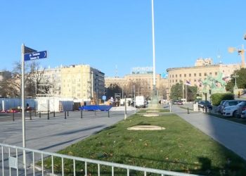 Уклоњени шатори испред Народне скупштине, постављају се објекти за Божићно село