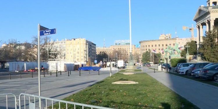Уклоњени шатори испред Народне скупштине, постављају се објекти за Божићно село