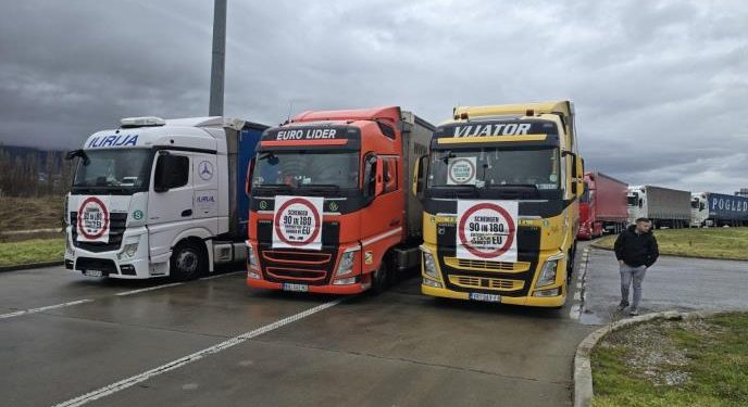 ПОГЛЕДАЈТЕ КАКВО ЈЕ САДА СТАЊЕ НА ПРЕЛАЗИМА: Камиони паркирани један уз други, људи на асфалту, границе затворене