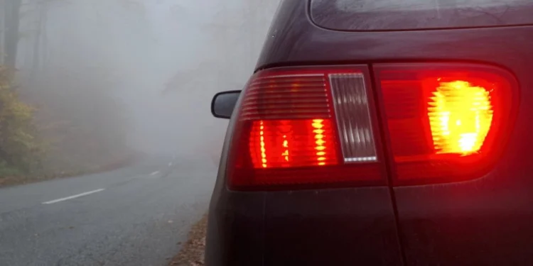 Путеви Србије: Опрез у саобраћају због магле и снега, путари у припавности