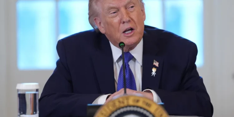 Трамп: Пратимо ситуацију у Ирану, ако почну да убијају људе ударићемо снажно