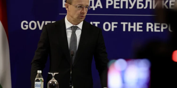 Петер Сијарто: Тесни преговори МОЛ-а и АДНОК-а, повећање удела Србије у НИС-у математички могуће