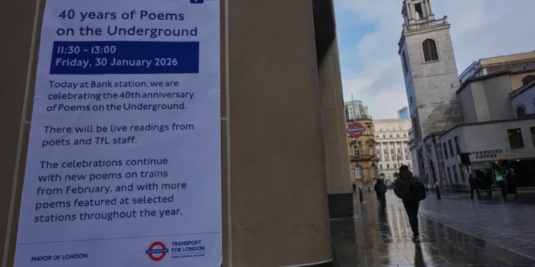 Пожар на железници у Лондону изазвао велике поремећаје у саобраћају