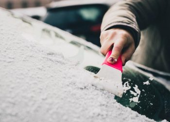 Спас кад ледена киша окује прозоре и врата на аутомобилу