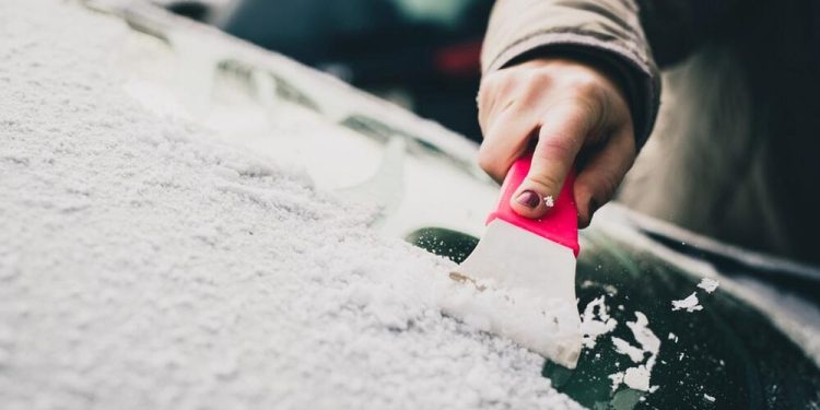 Спас кад ледена киша окује прозоре и врата на аутомобилу