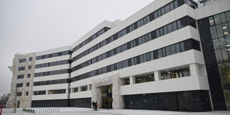 Вучић обилази завршне радове на објекту „Кобре” у Касарни „Васа Чарапић”