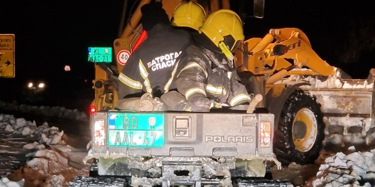 Ватрогасци – спасиоци спасили двоје деце из возила заглављених у снежном смету