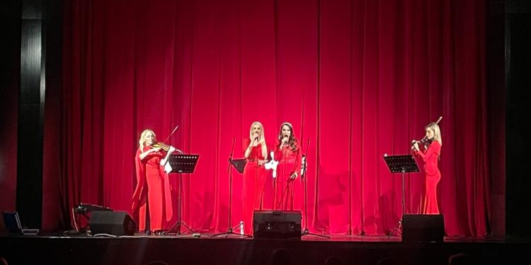 КОНЦЕРТ СЕСТАРА ГОБОВИЋ ОДУШЕВИО ПУБЛИКУ У КЛАДОВУ