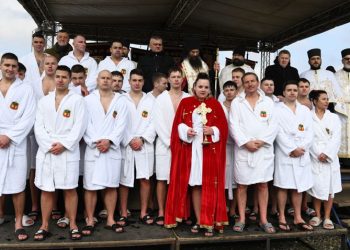 ТРАДИЦИОНАЛНО ПЛИВАЊЕ ЗА ЧАСНИ КРСТ У ЗАЈЕЧАРУ: 22 ХРАБРА ПЛИВАЧА У ЛЕДЕНОЈ ВОДИ