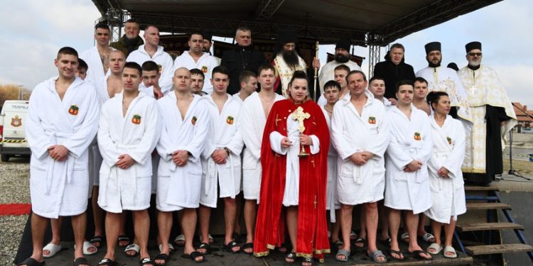 ТРАДИЦИОНАЛНО ПЛИВАЊЕ ЗА ЧАСНИ КРСТ У ЗАЈЕЧАРУ: 22 ХРАБРА ПЛИВАЧА У ЛЕДЕНОЈ ВОДИ