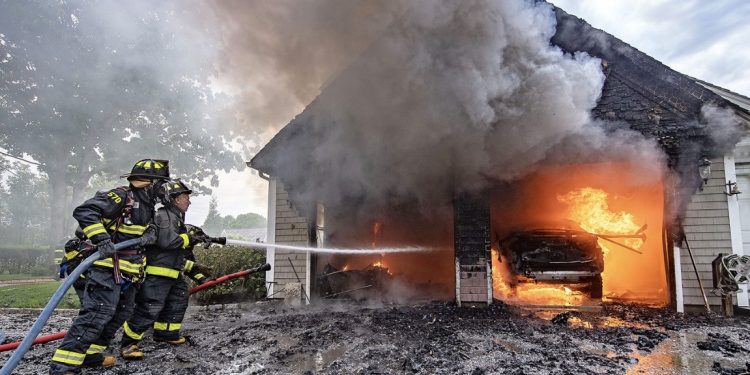 ПОЖАР У ВЕЛИКОЈ ВРБИЦИ: ИЗГОРЕЛА ГАРАЖА, ИНТЕРВЕНИСАЛЕ ВИШЕ ВАТРОГАСНИХ ЕКИПА