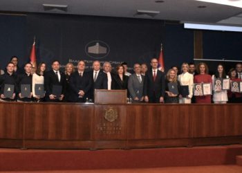 СВЕТОСАВСКЕ НАГРАДЕ КАО ОСЛОНАЦ ОБРАЗОВНОГ СИСТЕМА: ДРЖАВА НАГРАДИЛА ИЗУЗЕТНОСТ