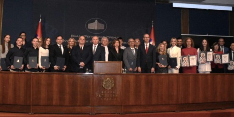 СВЕТОСАВСКЕ НАГРАДЕ КАО ОСЛОНАЦ ОБРАЗОВНОГ СИСТЕМА: ДРЖАВА НАГРАДИЛА ИЗУЗЕТНОСТ