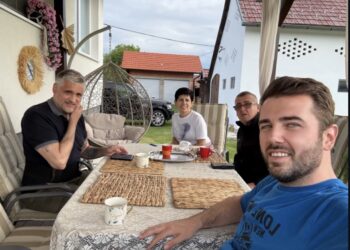 ЉУБАВНА БЛИСКОСТ НА ДЕЛУ: АЦА КОС ПРЕДСТАВИО ЧЕДУ СВОЈИМ РОДИТЕЉИМА