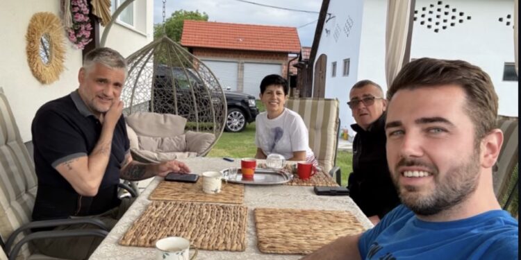 ЉУБАВНА БЛИСКОСТ НА ДЕЛУ: АЦА КОС ПРЕДСТАВИО ЧЕДУ СВОЈИМ РОДИТЕЉИМА