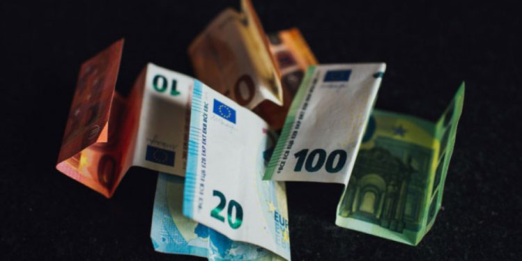 Динар стабилан према евру, без већих промена курса