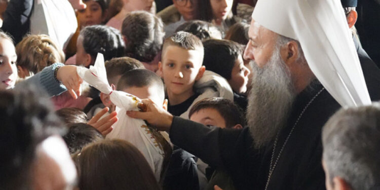 Патријарх Порфирије обрадовао поклон пакетићима више од 2.000 ученика верске наставе