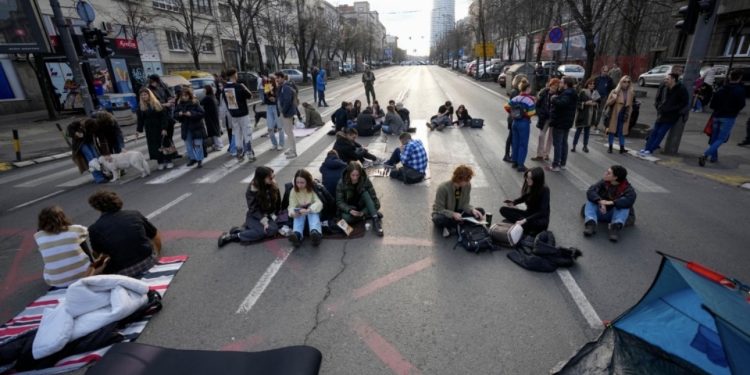 ОД ПОЗИВА НА НАСИЉЕ ДО ПРОДАЈЕ ПРОФИЛА: „Маме у блокади“ покушале да уновче хаос за 10.000 долара