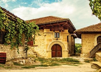 Неготин крије јединствену кућу без ексера: Све држи дрво, време и занат