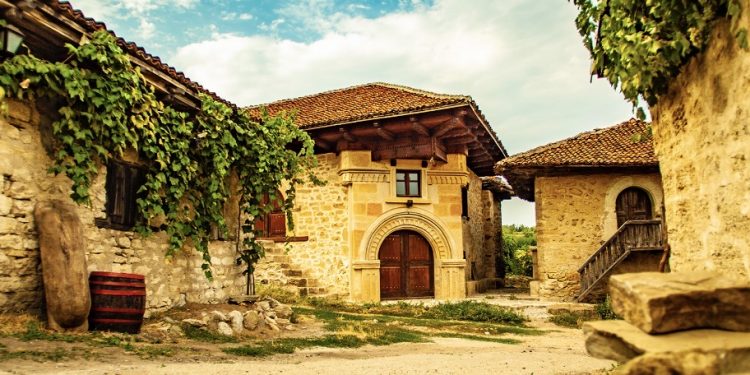 Неготин крије јединствену кућу без ексера: Све држи дрво, време и занат