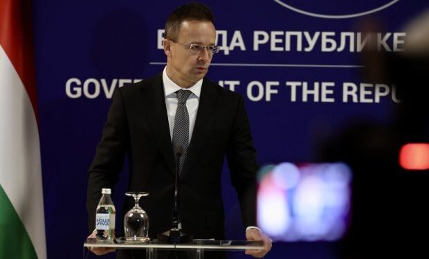 Сијарто: Влада неће дозволити да се новац Мађара шаље Украјини