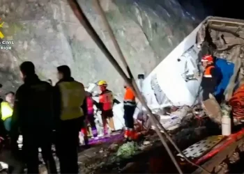 Стравична несрећа у Шпанији, два воза искочила из шина