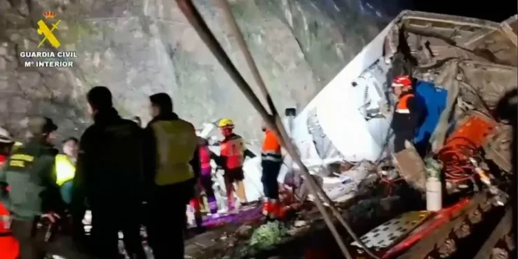 Стравична несрећа у Шпанији, два воза искочила из шина