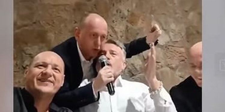 КНЕЖЕВИЋ ЗАПЕВАО КАЋУШУ: Да ме не би пријављивали, сам ћу себе да пријавим