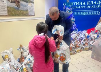 Свечана додела пакетића деци из социјално угрожених категорија и ТРАЈНО РЕШЕНО СТАМБЕНО ПИТАЊЕ ДВЕ САМОХРАНЕ МАЈКЕ