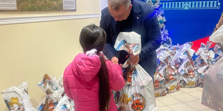 Свечана додела пакетића деци из социјално угрожених категорија и ТРАЈНО РЕШЕНО СТАМБЕНО ПИТАЊЕ ДВЕ САМОХРАНЕ МАЈКЕ