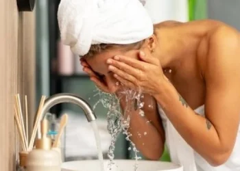 1 јутарња навика уништава вашу кожу, а да тога нисте свесни