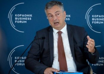 НЕЗНАЛИЦА ШОШКИЋ ДРЖИ ЛЕКЦИЈЕ, А ЗА ВРЕМЕ ЊЕГОВОГ МАНДАТА СРБИЈА ДОЖИВЕЛА СУНОВРАТ