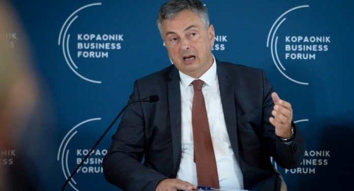 НЕЗНАЛИЦА ШОШКИЋ ДРЖИ ЛЕКЦИЈЕ, А ЗА ВРЕМЕ ЊЕГОВОГ МАНДАТА СРБИЈА ДОЖИВЕЛА СУНОВРАТ