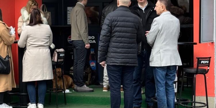 КАО САВ НОРМАЛАН СВЕТ: ПРЕДСЕДНИК ВУЧИЋ У ОПУШТЕНОМ ИЗДАЊУ ЈЕДЕ ИНДЕКС СЕНДВИЧ И РАЗГОВАРА СА ГРАЂАНИМА НОВОГ САДА