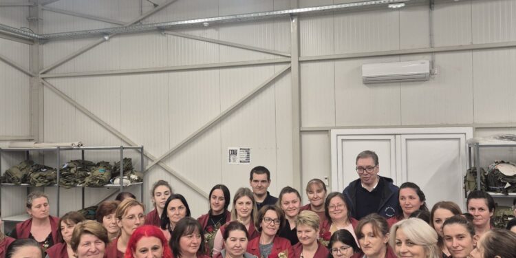 ПРЕДСЕДНИК ВУЧИЋ ОБИШАО ПОГОН „YUMCO“ У РУДНОЈ ГЛАВИ: Стални посао и новчана подршка за вредне раднице