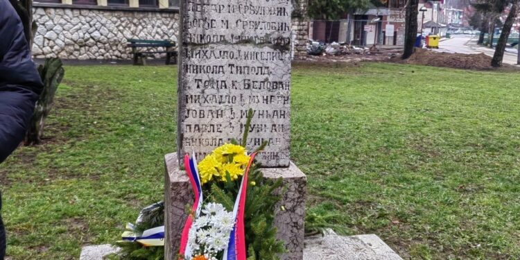 Представници општине и установa положили венце поводом Дана државности