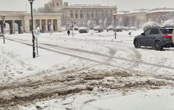 Снег изненадио путаре: зимски хаос у Бечу паралисaо јутарњи саобраћај