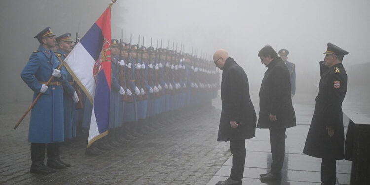 Вучевић положио венац на Споменик незнаном јунаку поводом Дана државности