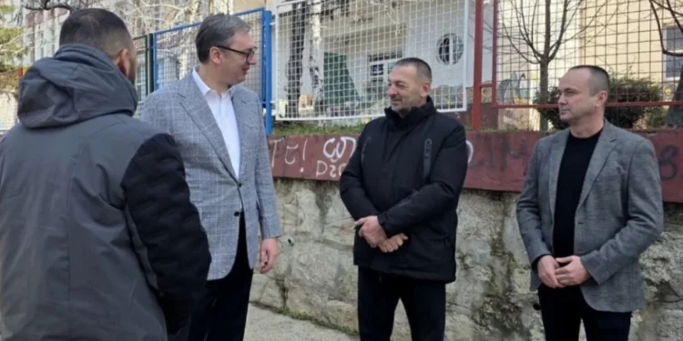 Вучић са родитељима троје младих убијених у Дубони и Малом Орашју 2023. године