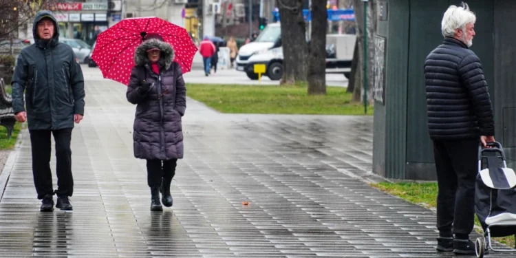 Данас претежно облачно, местимично са слабом кишом, највише до 12 степени