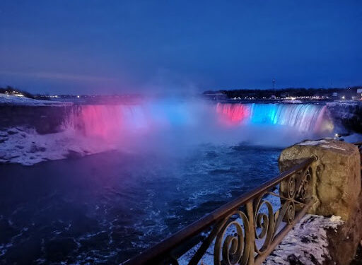 Нијагарини водопади у бојама заставе Србије!