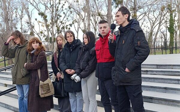 СРАМНЕ СЦЕНЕ У НОВОМ САДУ: Аутошовинистички пир и напад на достојанство Србије