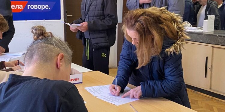 ПОЧЕЛО ПРИКУПЉАЊЕ ПОТПИСА У БОРУ: Огроман одзив грађана и јасна подршка политици развоја!