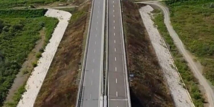 У ХРВАТСКОЈ ПОНОВО ЦВЕТА УСТАШТВО: Стаза око пута у облику слова „У“ – симбола усташа