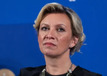 ЗАХАРОВА ОШТРО ПОРУЧИЛА: „ЕУ ДА СЕДИ ИСПОД СТОЛА“ У ПРЕГОВОРИМА О УКРАЈИНИ