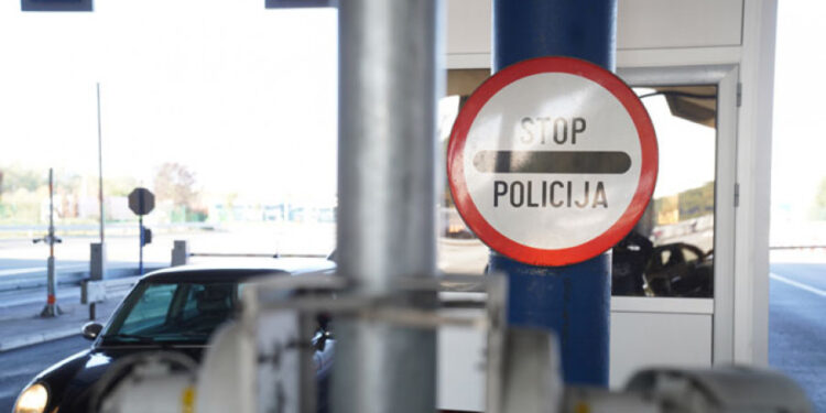 Снег до 5 центиметара местимично на путевима, опрез због могуће поледице, магле и одрона